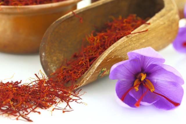 Safran : fleur et stigmates séchés (épice) - viperagp / Adobe Stock