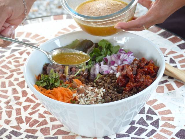 Salade lentilles carottes : ajout de la vinaigrette