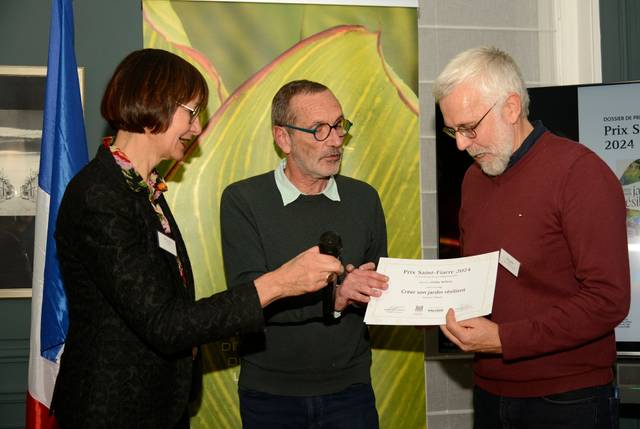 Remise du Prix Saint Fiacre 2024 à Didier Willery par Catherine Muller (VALHOR) et Christian Ledeux (AJJH)