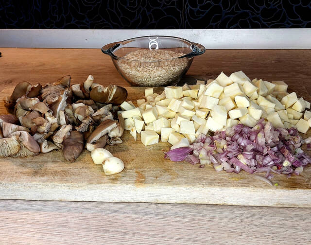 Découpe des panais, pleurotes et échalotes