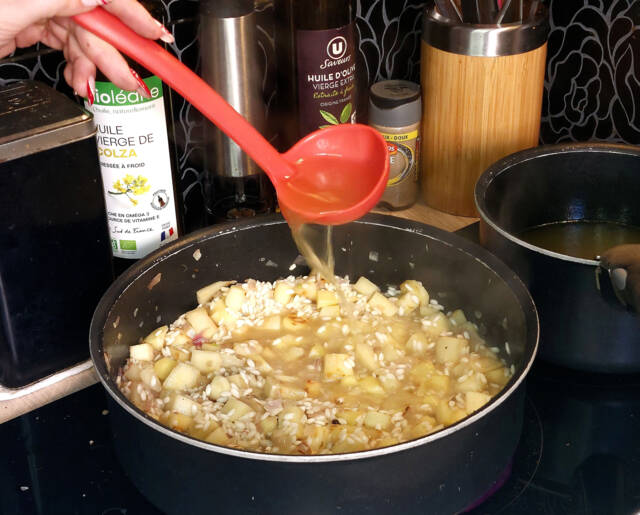 On mouille le riz avec le bouillon