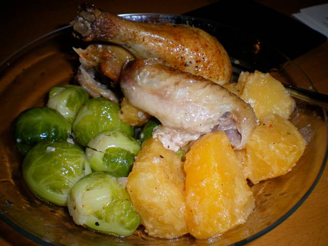 Poulet rôti accompagné de rutabagas et choux de Bruxelles