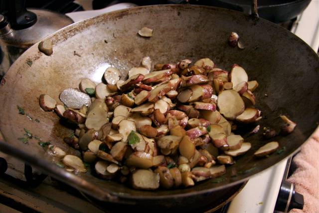 Topinambours revenus au beurre avec de la sauge