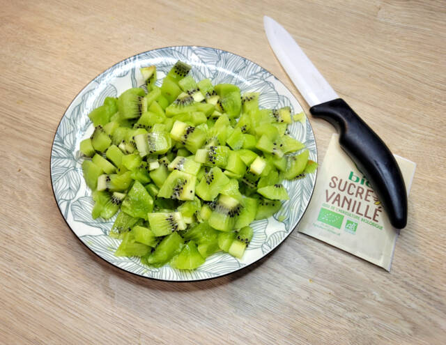 Découpe des morceaux de kiwis