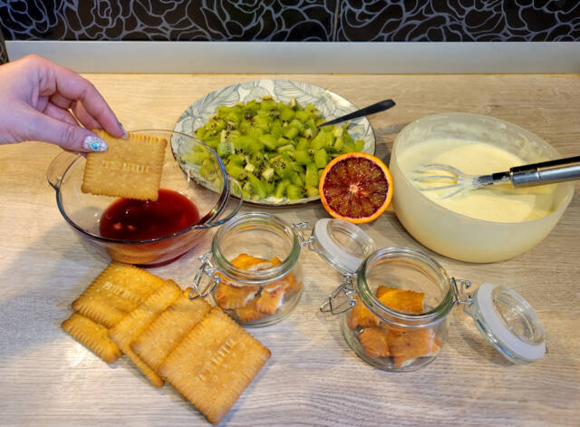 Trempage des petits-beurres dans le jus d'orange sanguine