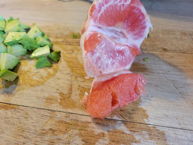 Préparation des quartiers de pamplemousse