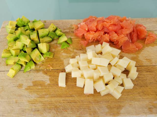 Dés d'avocat, fromage et pamplemousse