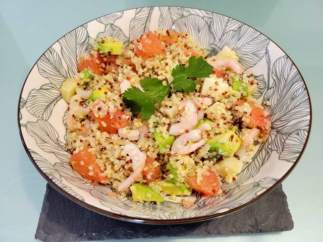 Salade de quinoa aux crevettes, pamplemousse et avocat