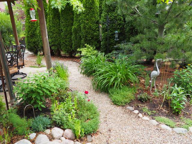 Allée de jardin en gravier