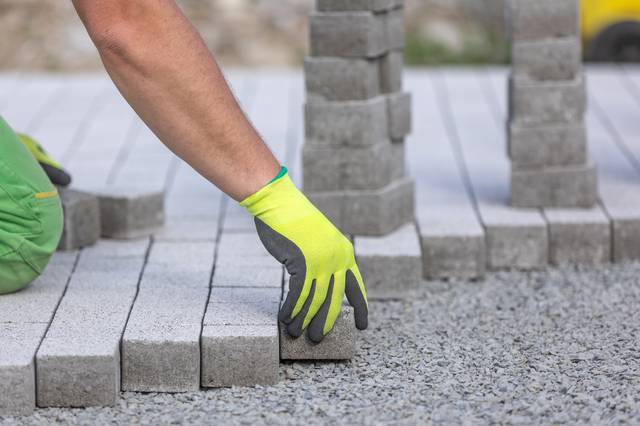Pose des pavés d'une allée de jardin