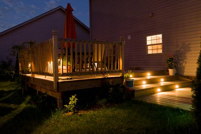 Eclairage d'un escalier bois par des leds intégrées dans les marches