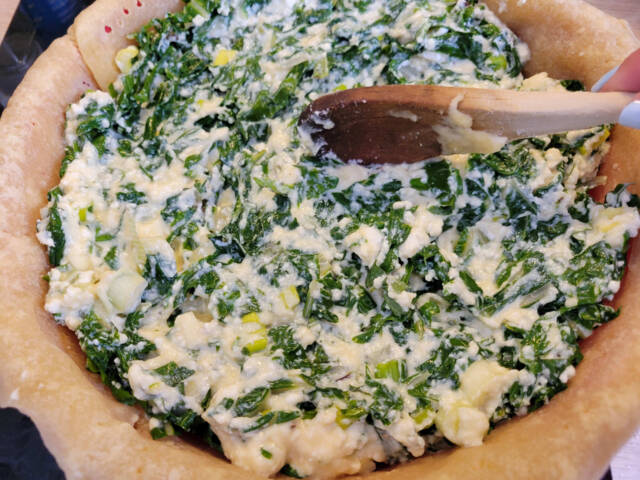 Blettes et appareil dans le fond de tarte précuit