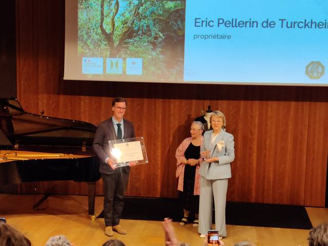 Eric Pellerin de Turckheim reçoit le Prix de l'art du jardin 2025 des mains de Natalia Logvinova Smalto