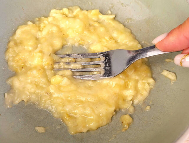 Préparation de la purée de banane (écrasée à la fourchette)