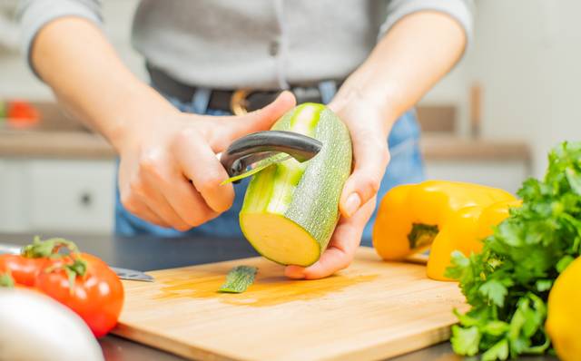 Epluchage d'une courgette