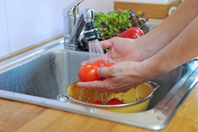 Lavage de légumes sous l'eau du robinet