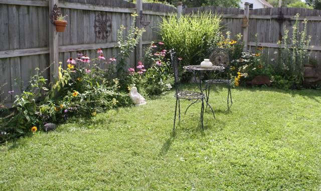 Jardin à l'abri d'une palissade en bois