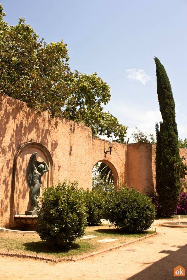 Cyprès dans le jardin de Laribal (près de Barcelone - Espagne)