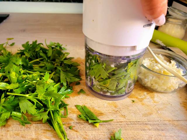 Ail et persil au hachoir