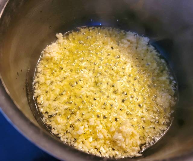 Faire blondir l'ail dans l'huile d'olive