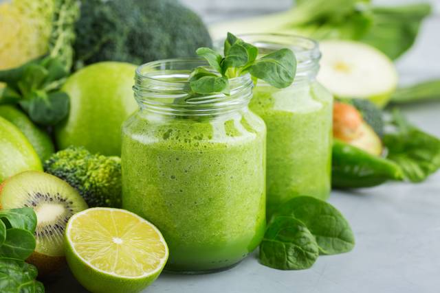 Smoothie vert avec brocoli, basilic, ...