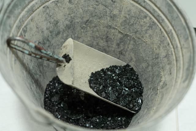 Suie retirée en nettoyant le conduit de la cheminée - ???? ?????????? / Adobe Stock