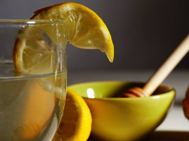 Préparation d'une infusion chaude de citron et de miel pour un traitement naturel du rhume et de la grippe