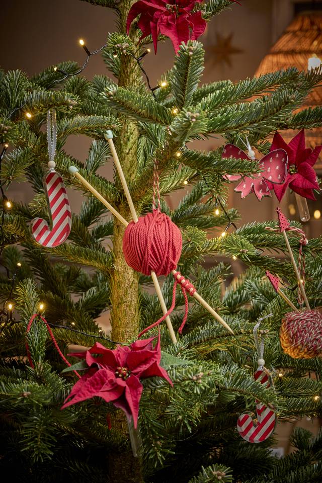 Poinsettias en déco dans le sapin de Noël