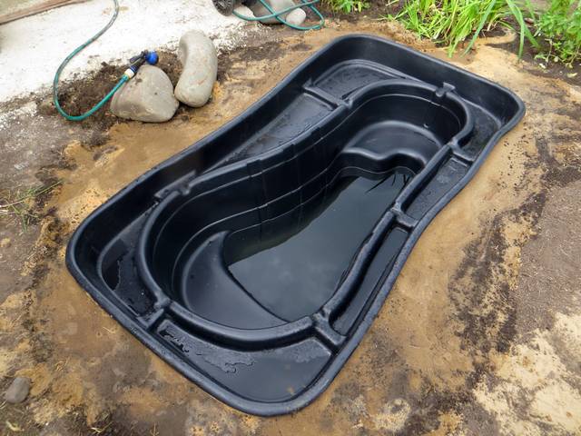 Bassin préformé en polyéthylène : test à la mise en place