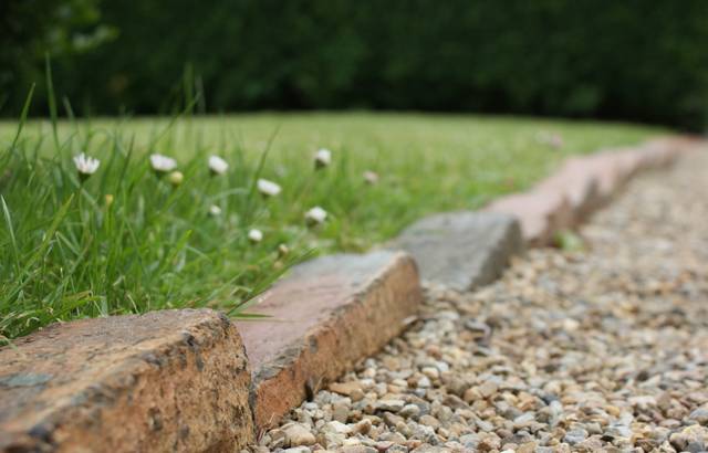 Bordure en briques inclinées (détail)