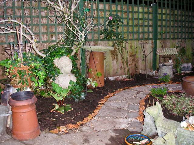 Bordures en morceaux de pots de jardin cassées