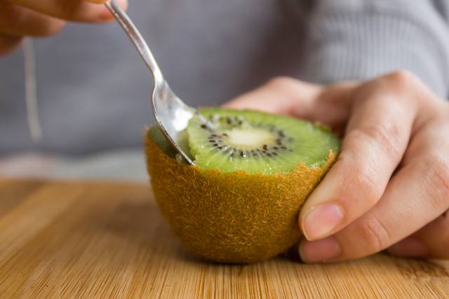Dégustation d'un kiwi à la cuillère
