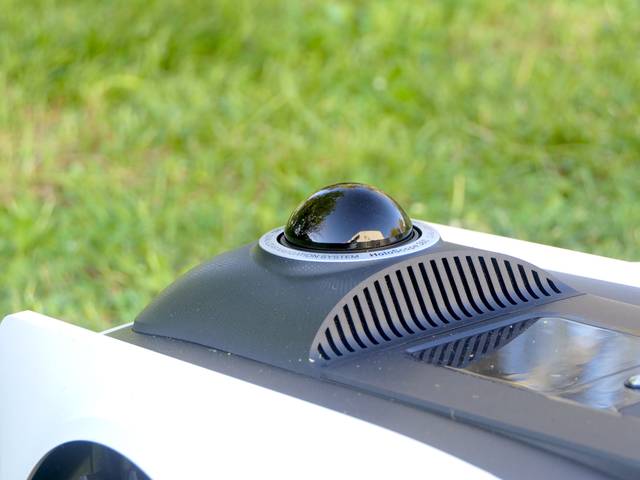 Capteur LiDAR sur le dessus du robot tondeuse