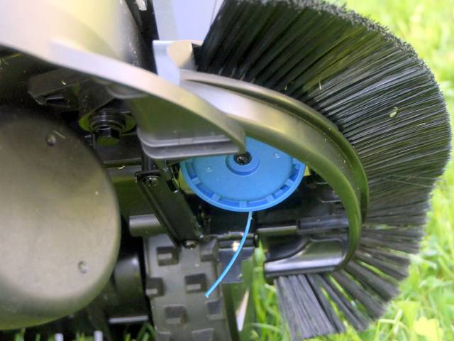 La bobine du coupe-bordure intégré sur le flanc gauche du robot