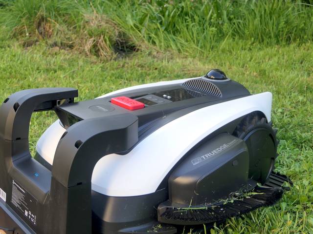 Robot tondeuse en charge rapide sur sa base (Ecovacs GOAT O1200)