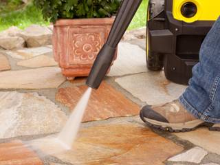 Nettoyage d'une terrasse en pierre naturelle avec un nettoyeur haute pression