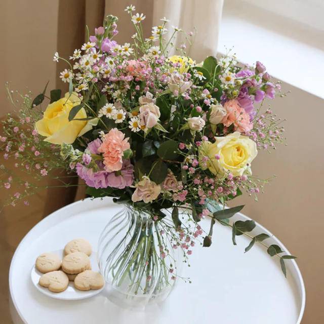 Bouquet fête des mères dans les tons pastel (roses, giroflées, tanacetum, eucalyptus, gypsophile)