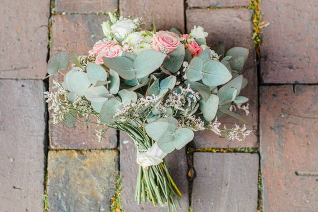 Bouquet naturel : eucalyptus (feuillage principal), roses pâles, lisianthus blanc, gypsophile et limonium