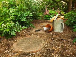 Mise en place de dalles formant un pas japonais dans le jardin
