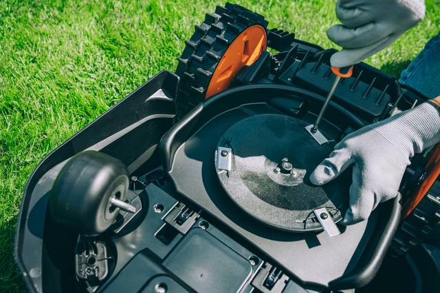 Lames et plateau de coupe d'un robot tondeuse standard
