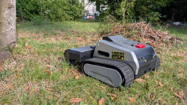 Lymow One Plus en cours de tonte dans le jardin