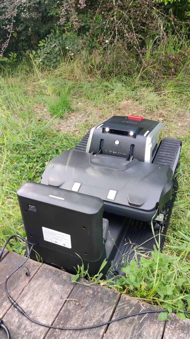 Lymow One Plus sur sa station de charge