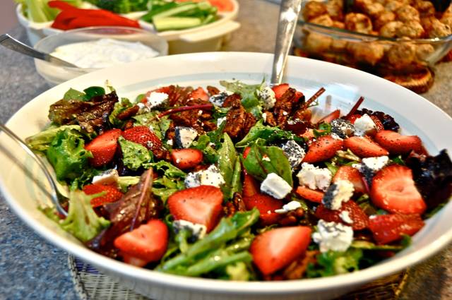 Salade sucré / salé avec des fraises
