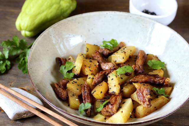 Chayote au bœuf et au sésame façon asiatique. Ce plat est populaire en Asie, notamment au Vietnam.